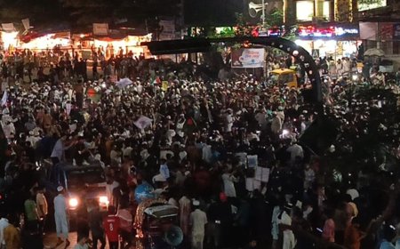 আ. লীগের কার্যক্রম নিষিদ্ধ ঘোষণায় ছাত্র-জনতার উল্লাস