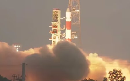 ইসরোর মহাকাশ অভিযান ব্যর্থ: উৎক্ষেপণের তৃতীয় ধাপে রকেট ধ্বংস