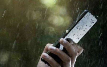 বৃষ্টিতে স্মার্টফোন-ওয়াচ ভিজে গেলে করণীয় 