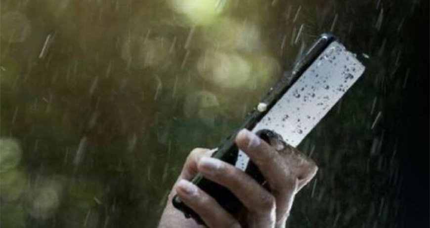 বৃষ্টিতে স্মার্টফোন-ওয়াচ ভিজে গেলে করণীয়