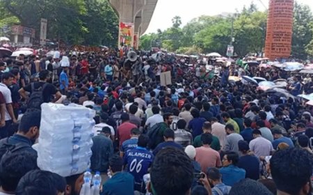 শাহবাগে প্রকৌশল শিক্ষার্থীদের বিক্ষোভ