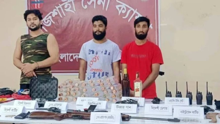 রাজশাহীতে অস্ত্র–গুলি ও বোমা তৈরির সরঞ্জাম উদ্ধার, আটক ৩