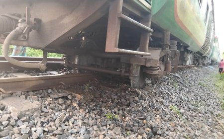 জয়পুরহাটে দীর্ঘ সাড়ে ৫ ঘণ্টা পর স্বাভাবিক ট্রেন চলাচল