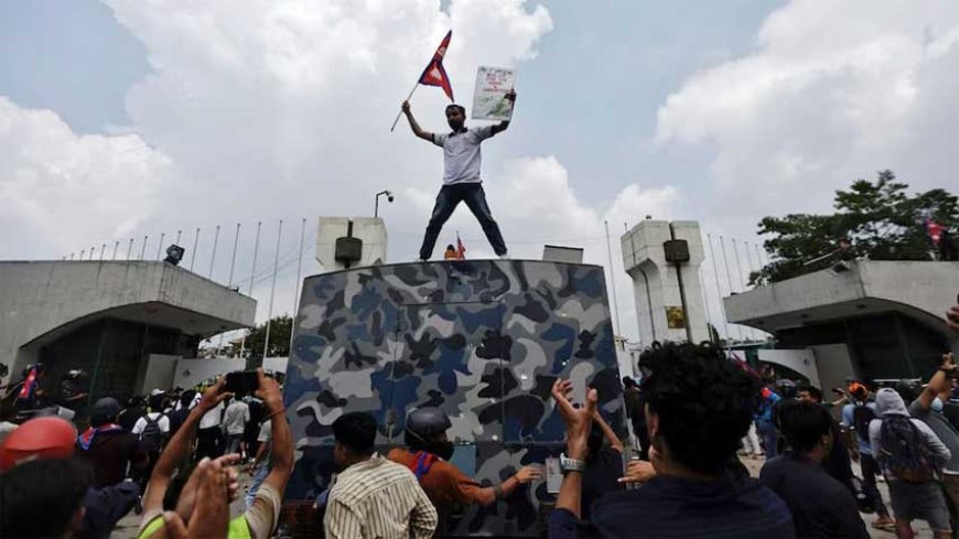 নেপালে বিক্ষোভকারীদের ওপর পুলিশের গুলিবর্ষণ